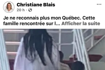 personnes qui montent un escalier